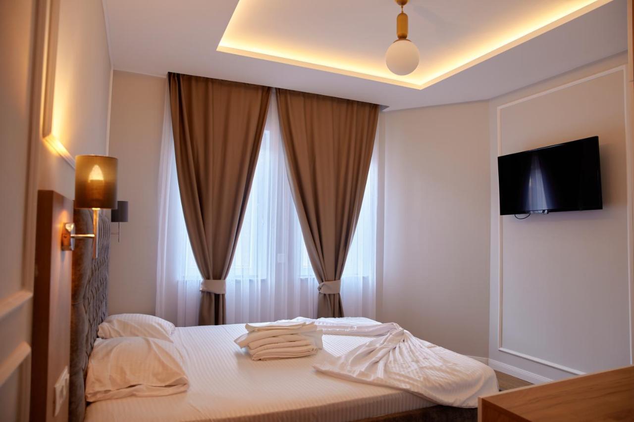 Amico Hotel Pristina Exterior photo