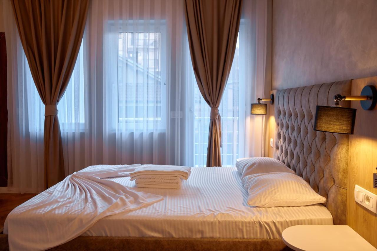 Amico Hotel Pristina Exterior photo
