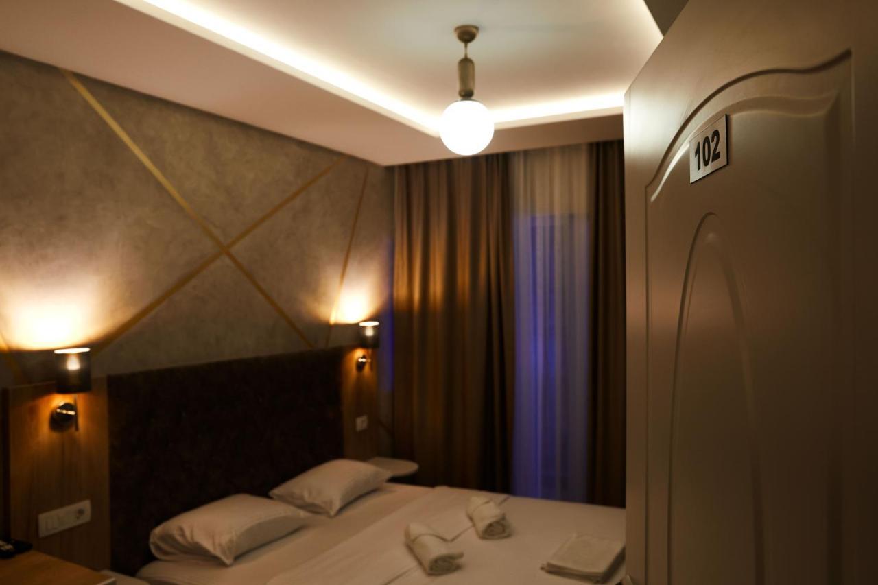Amico Hotel Pristina Exterior photo