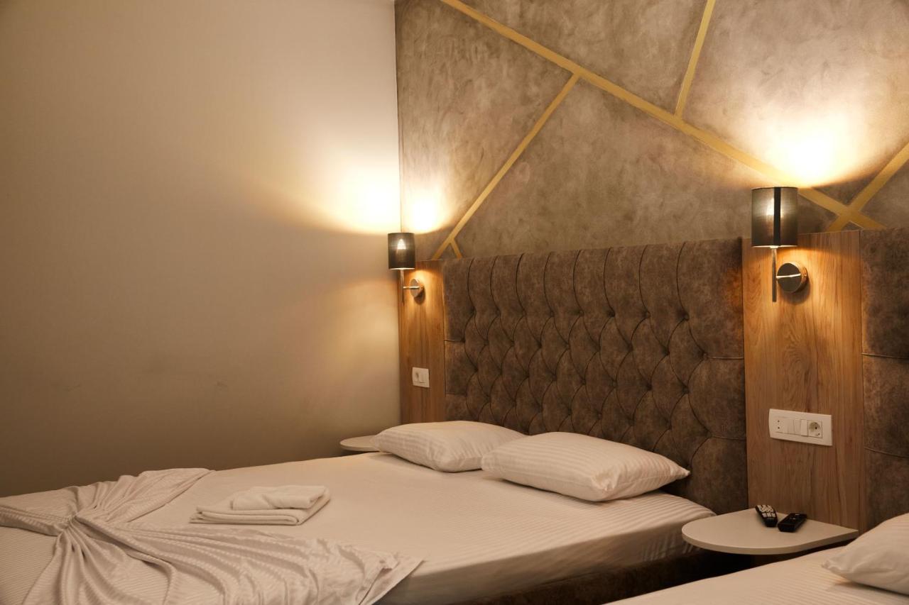 Amico Hotel Pristina Exterior photo